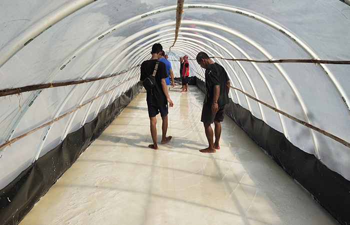 Suasana terapi garam di Pantai Jetis, Desa Patutrejo, Grabag, Purworejo.JIHAN ARON VAHERA/RADAR JOGJA