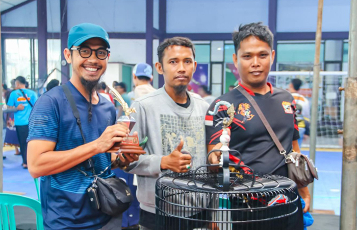 TERLATIH: Pecinta burung kicau asal Kelurahan Selang, Kebumen, Hudi Wasono kerap membawa pulang tropi kejuaraan kicau mania.DOKUMENTASI PRIBADI