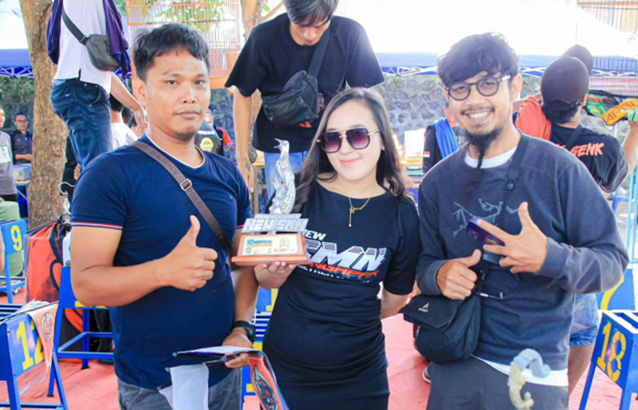 TERLATIH: Pecinta burung kicau asal Kelurahan Selang, Kebumen, Hudi Wasono kerap membawa pulang tropi kejuaraan kicau mania.DOKUMENTASI PRIBADI