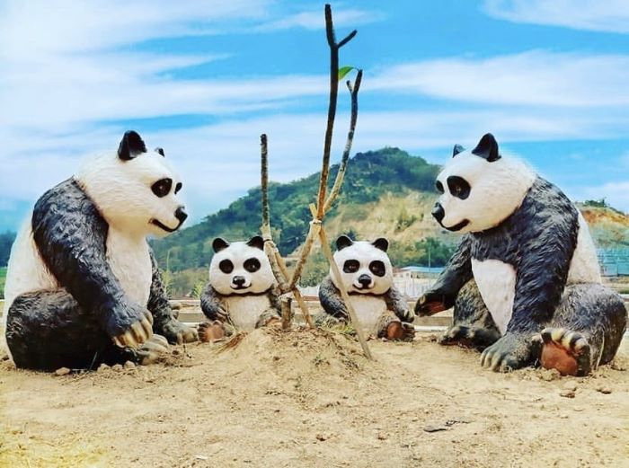 Patung keluarga panda di Bukit Pandawa