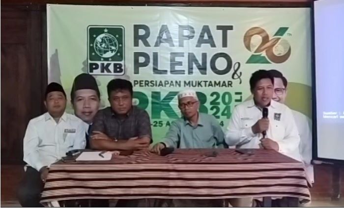 SOLID: Ketua DPC PKB Sleman Agus Choliq (kanan) menyampaikan dukungan untuk Muhaimin Iskandar agar kembali menjabat ketua DPP PKB, Kamis (15/8/2024).