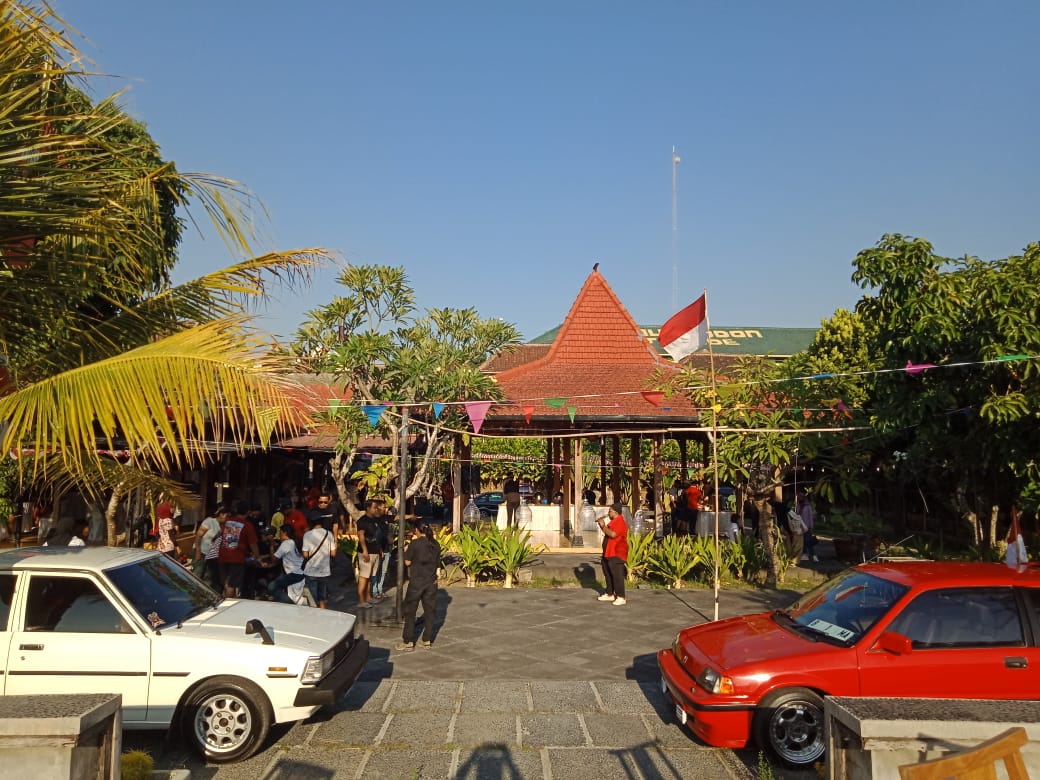 Omah Dhuwur Dining & Coffee yang menggandeng komunitas pecinta mobil classic tahun 90-an atau Jogjakarta 90s menggelar acara Merdeka Run, di area Omah Dhuwur Dining & Coffee, Kotagede, Jogja, Sabtu