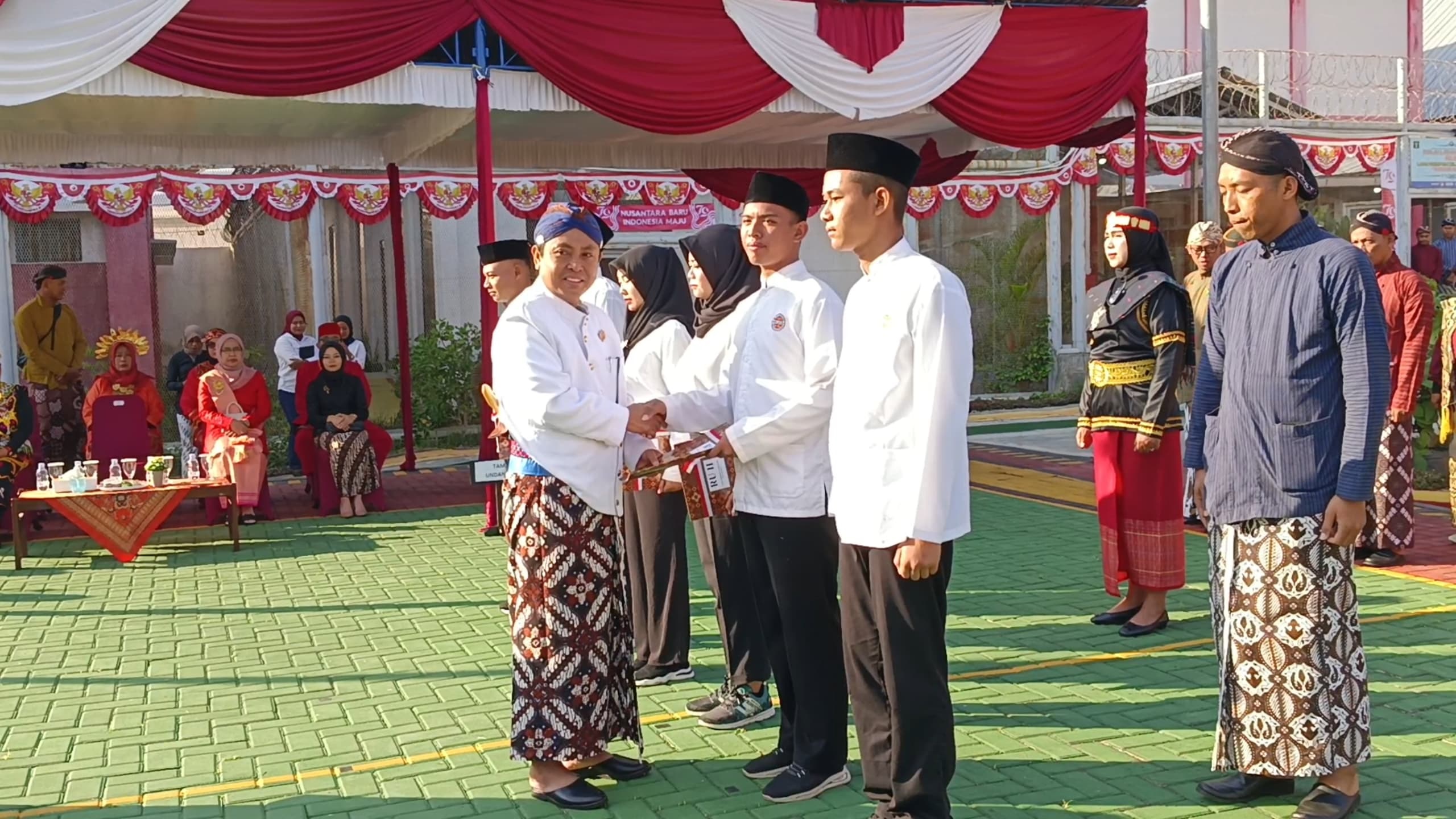 KHIDMAT: Peserta mengenakan pakaian adat saat upacara Kemerdekaan HUT ke-79 RI di Alun-Alun Wonosari, Gunungkidul, kemarin (17/8). Ini merupakan bentuk penghormatan dan rasa cinta