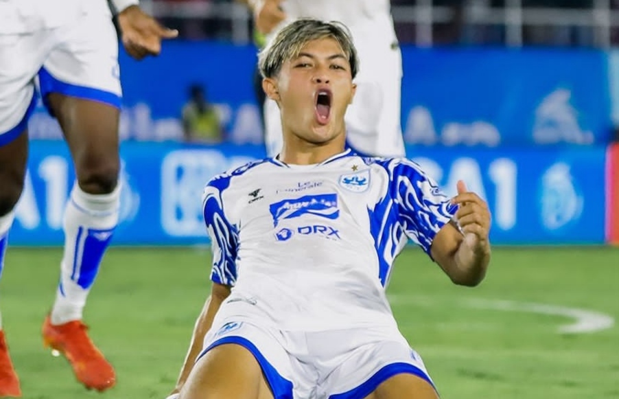 PUTIH: Selebrasi Alfeandra Dewangga usai mencetak gol kemenangan bagi PSIS Semarang atas Persis Solo. (Ig psisofficial)