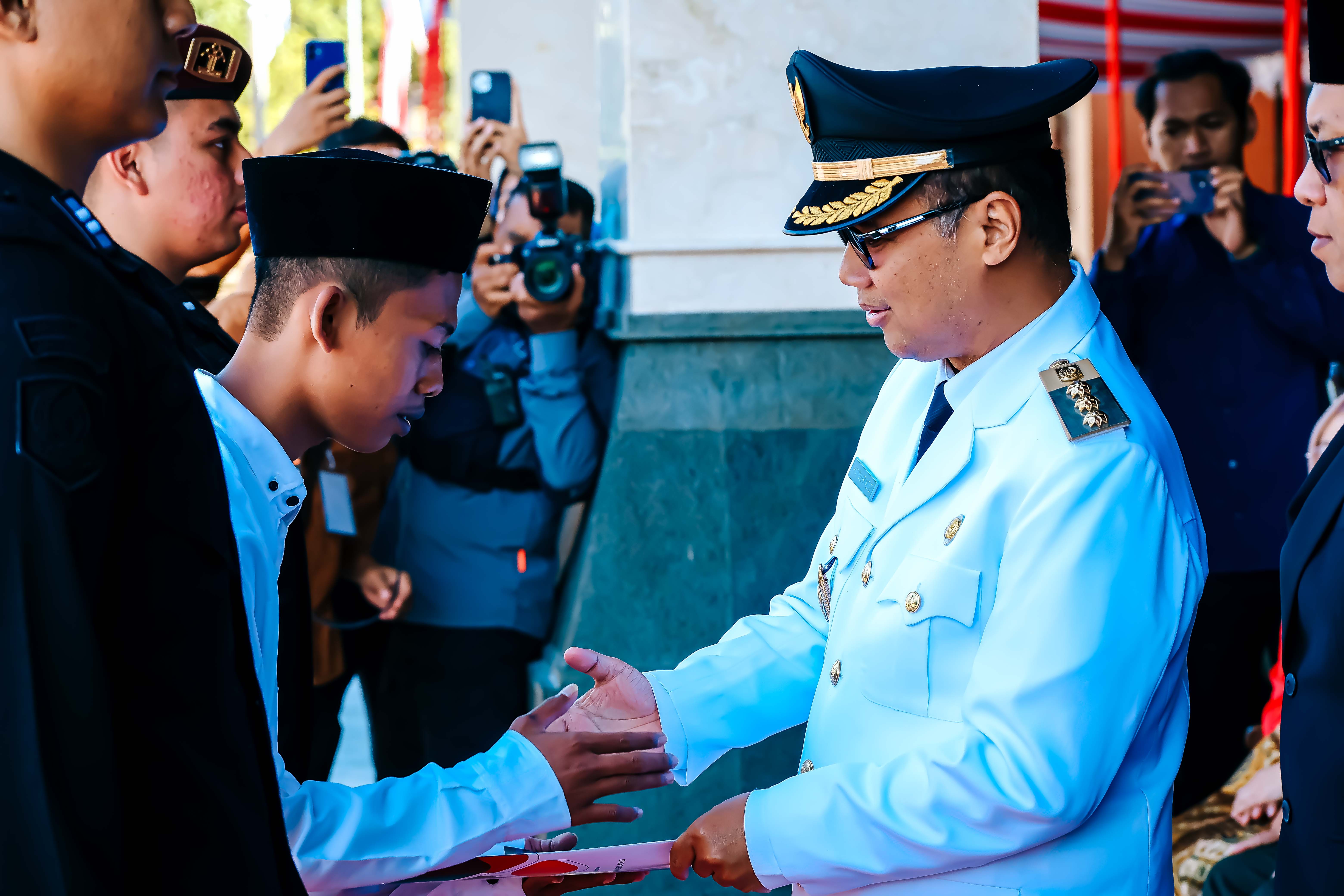 SIMBOLIS: Wali Kota Magelang Muchamad Nur Aziz saat menyerahkan surat remisi di Lapangan Pancasila, kompleks Akmil Magelang, Sabtu (17/8).