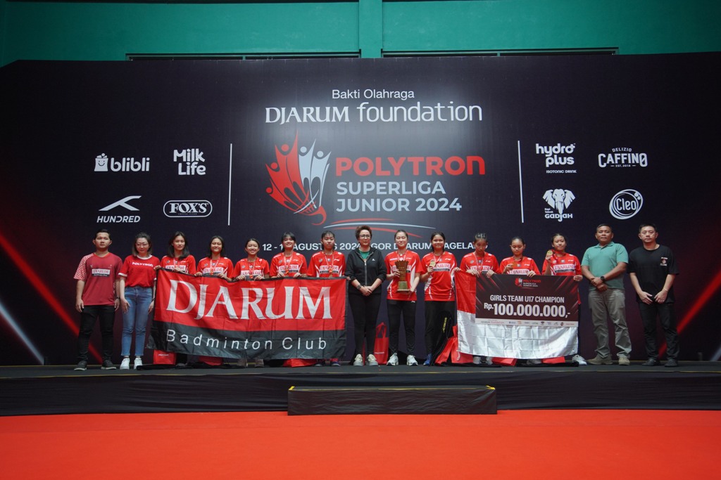 PRESTASI: Tim U-17 putri PB Djarum menerima piala Yuni Kartika setelah keluar sebagai juara pada Polytron Superliga Junior 2024 di GOR Djarum Magelang, Sabtu (17/8).