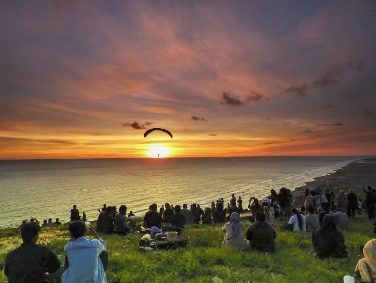 Suasana Paralayang Watu Gupit Yogyakarta di sore hari.