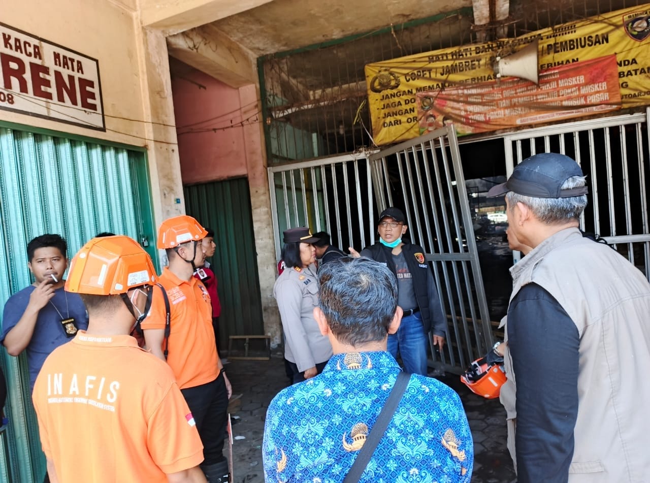Satreskrim Polres Purworejo dibantu Tim Labfor Polda Jateng saat olah TKP di Pasar Kutoarjo pada Sabtu (17/8).