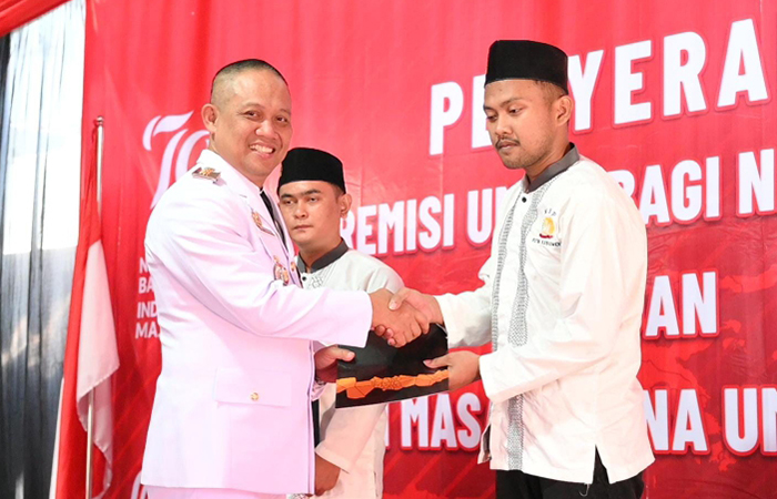 HADIAH KEMERDEKAAN : Bupati Kebumen Arif Sugiyanto menyerahkan surat keputusan tentang remisi kepada narapidana di Rutan Kelas II B Kebumen.(Dokumentasi Prokopim Kebumen)