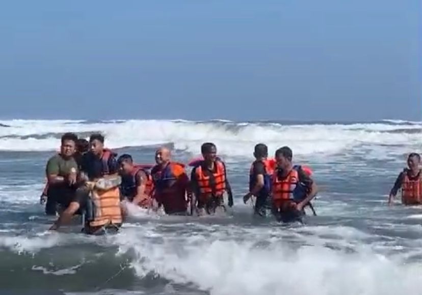 Proses evakuasi korban terseret ombat di Pantai Parangtritis