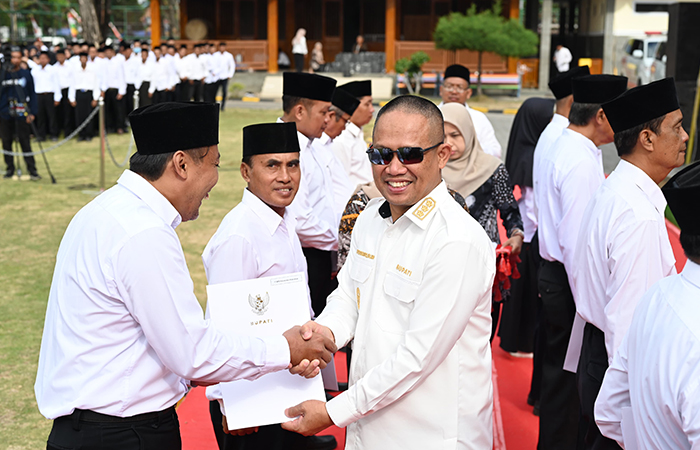 SK BARU : Bupati Kebumen Arif Sugiyanto menyerahkan surat keputusan tentang perpanjangan masa keanggotaan BPD.(Dokumentasi Prokopim Kebumen)