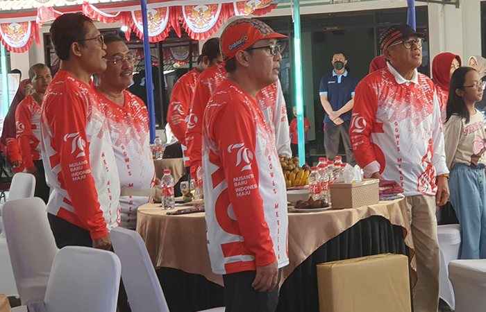 BERSATU - Peserta gowes Aptisi Yogyakarta 2024 ngobrol santai di UCY pada Minggu (18/8/2024