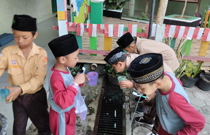 BIAR SEHAT: Sejumlah siswa MIN 3 Kulon Progo menjaga kesehatan, salah satunya dengan gosok gigi.DOKUMENTASI MIN 3 KULON PROGO
