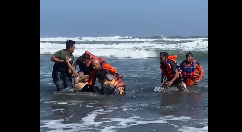 GANASNYA PANTAI SELATAN: Empat wisatawan dari Sragen, Jawa Tengah, terseret ombak Pantai Parangtritis saat bermain air, satu orang meninggal dunia, tiga lainya selamat.Humas Polres Bantul