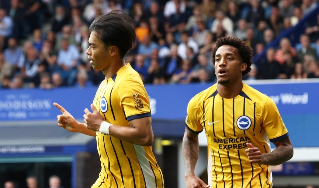 KUNING; Selebrasi Kaoru Mitoma usai cetak gol ke gawang Everton