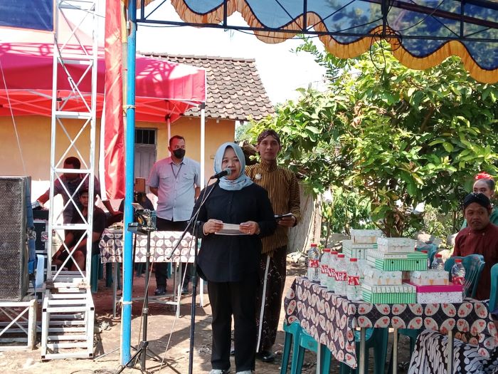 Kustini Sri Purnomo saat memberi sambutan dalam kirab budaya di Tempel