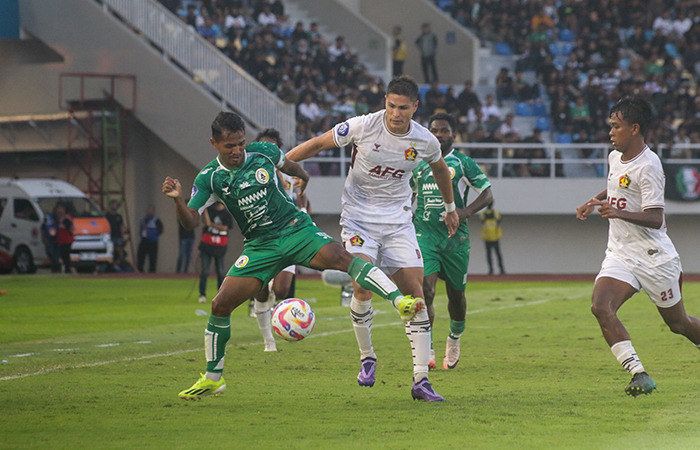 TAK BERKEMBANG: Kapten PSS Sleman Abduh Lestaluhu (kiri) dibayangi pemain Persik Kediri Ramiro Fergonzi dan Muhammad Supriadi di Stadion Manahan Solo, (19/8).