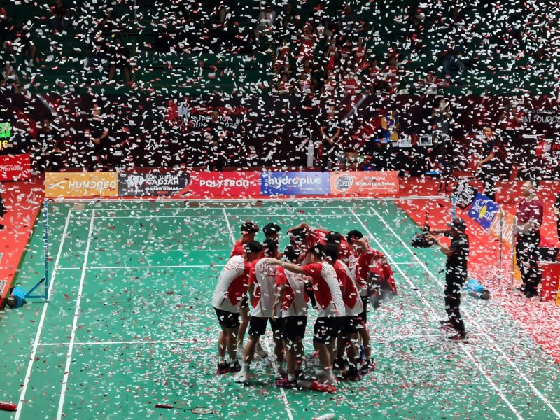 RAIH KEMENANGAN: Pada babak final, PB Djarum berhasil membawa pulang piala Liem Swie King usai melalui perlawanan alot dengan PB Mutiara Cardinal pada gelaran Polytron&nbsp;Superliga Junior 2024.