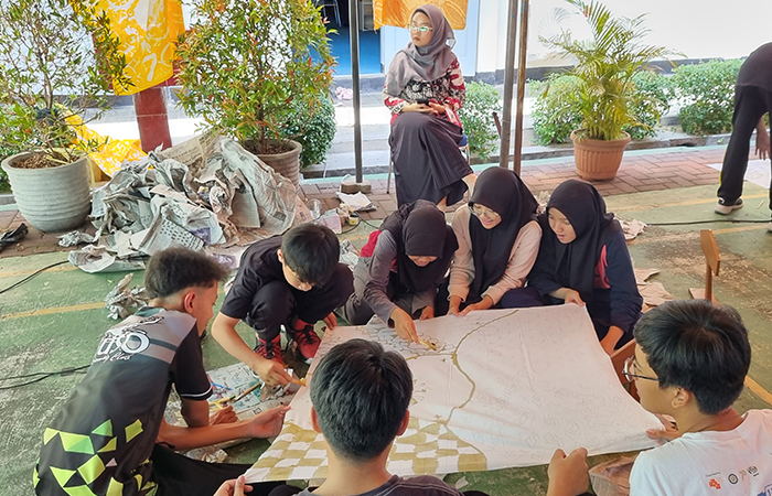 EDUKASI: Siswa SMPN 6 Jogja antusias membatik dan mengunjungi pasar tradisional dalam rangkaian kegiatan P5.Fahmi Fahriza/RADAR JOGJA