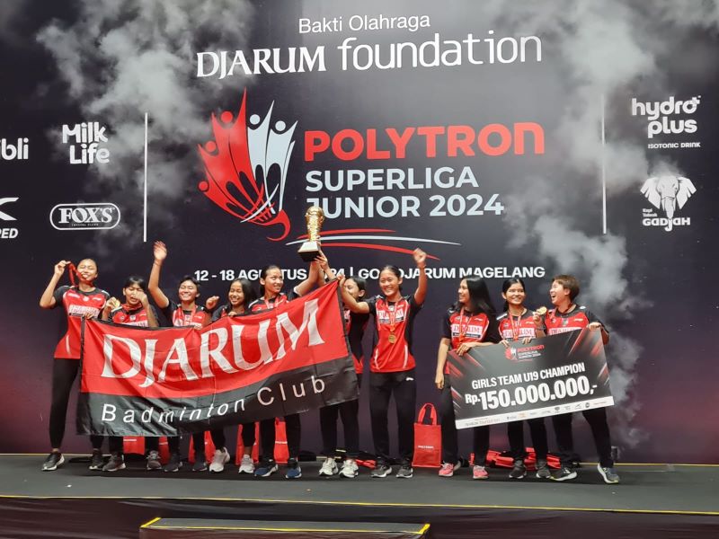 RAIH KEMENANGAN: Pada babak final, PB Djarum berhasil membawa pulang piala Liem Swie King usai melalui perlawanan alot dengan PB Mutiara Cardinal pada gelaran Polytron&nbsp;Superliga Junior 2024.