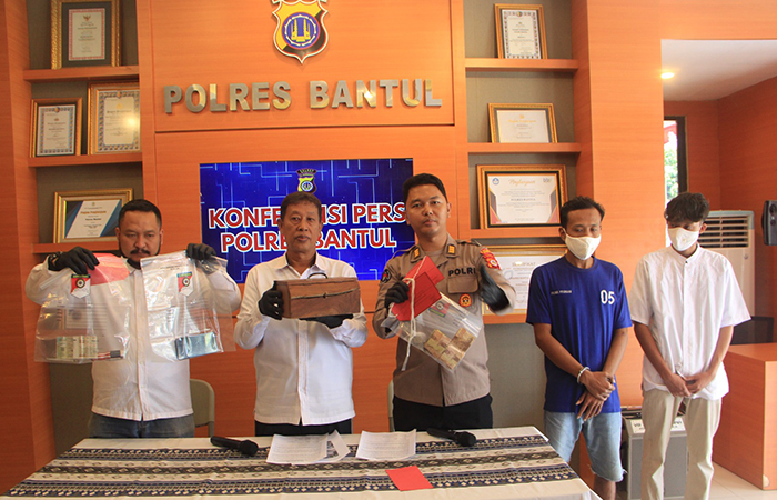 INI LHO: Jajaran Polsek Piyungan saat menunjukkan barang bukti dan menghadirkan tersangka kasus pencurian kotak infak di Mapolres Bantul, Senin (19/8/2024).Gregorius Bramantyo/Radar Jogja