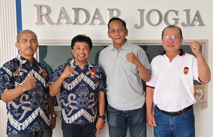 OPTIMISTIS: Paryono (kiri), Sasongko Iswandaru (dua dari kiri), dan Pargiyono (kanan) saat melakukan kunjungan ke Radar Jogja Senin (19/8).
