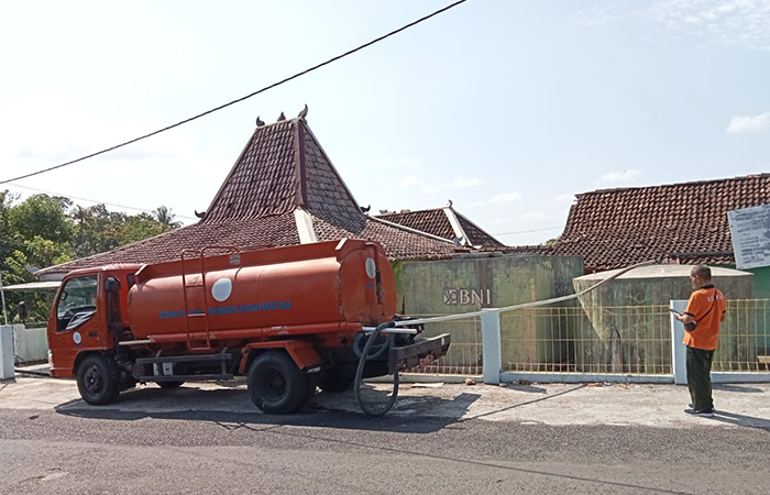 DROPING: Penyaluran air bersih di Kapanewon Panggang, Gunungkidul. Sampai saat ini sudah ada 672 tangki air bersih yang disalurkan ke 18 kalurahan.