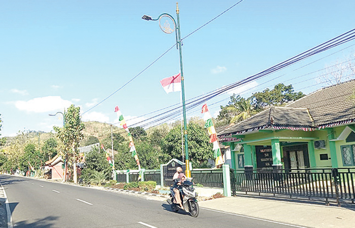 ISTIMEWA: Seorang ibu pengendara motor  bersama anaknya melintas di kawasan Imogiri  persis di bawah APJ Pintar Bernuansa Budaya