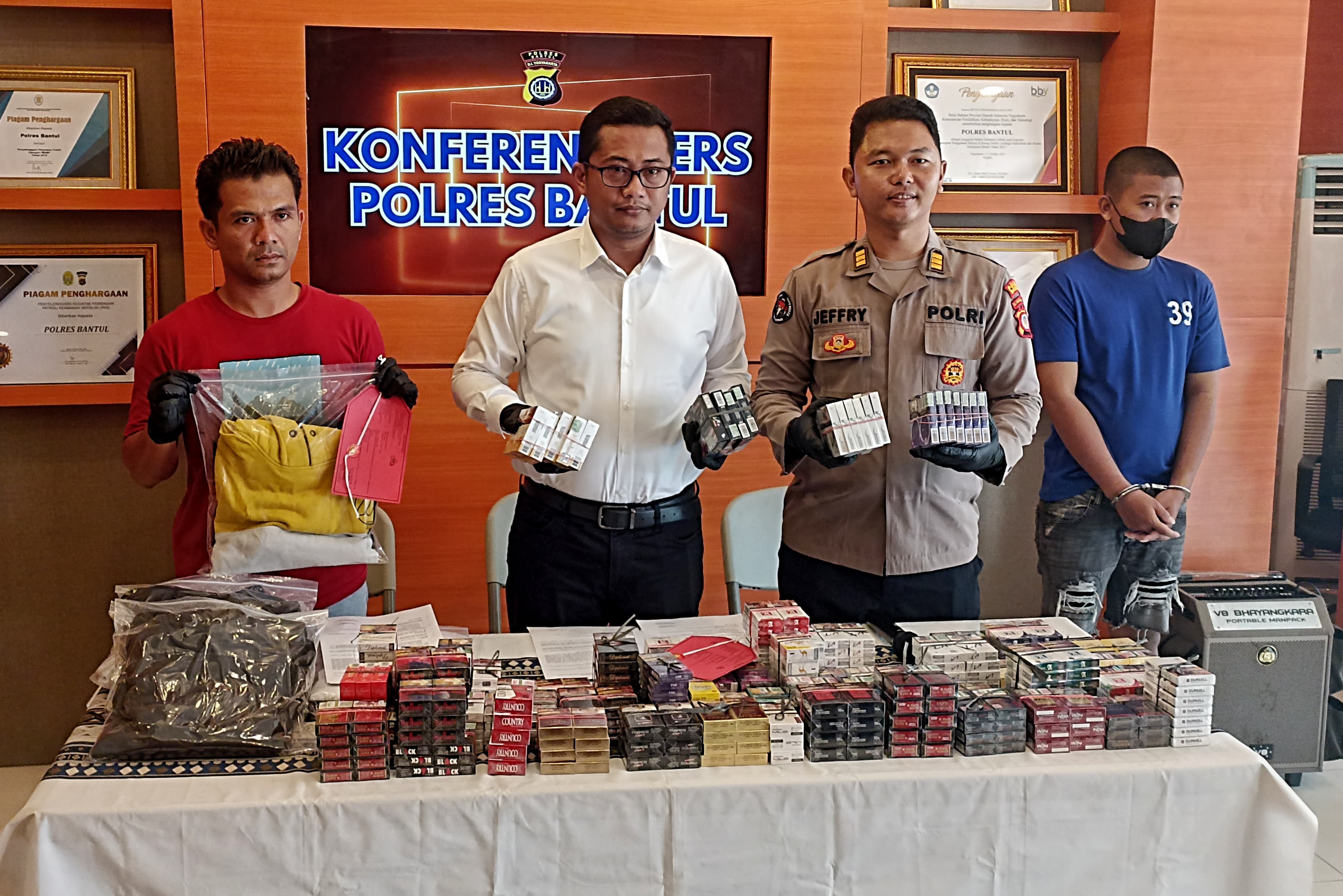 Jajaran Polres Bantul saat menunjukkan barang bukti dan menghadirkan tersangka kasus pencurian ratusan bungkus rokok di Mapolres Bantul, Senin (19/8/2024).