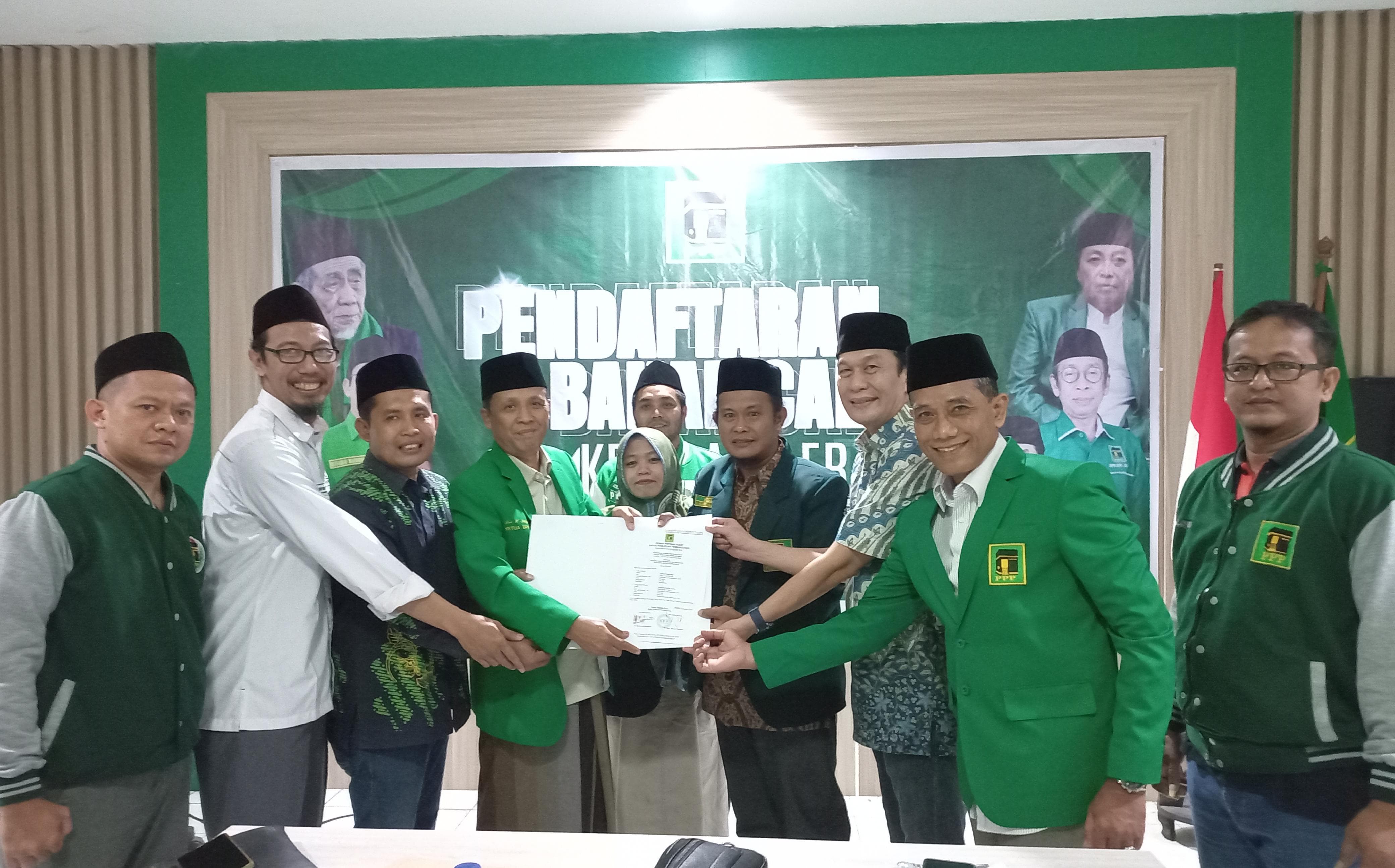Yophi Prabowo (tiga dari kanan) dan Lukman Hakim (dua dari kiri) saat menerima surat rekomendasi dari DPP PPP paa Senin (19/8).