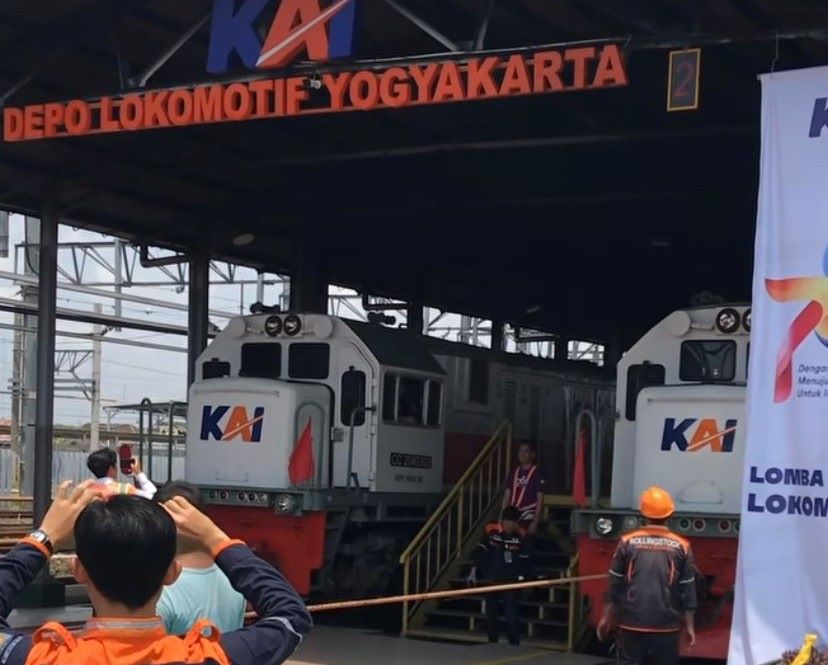Tradisi lomba tarik lokomotif di Depo Lokomotif Yogyakarta