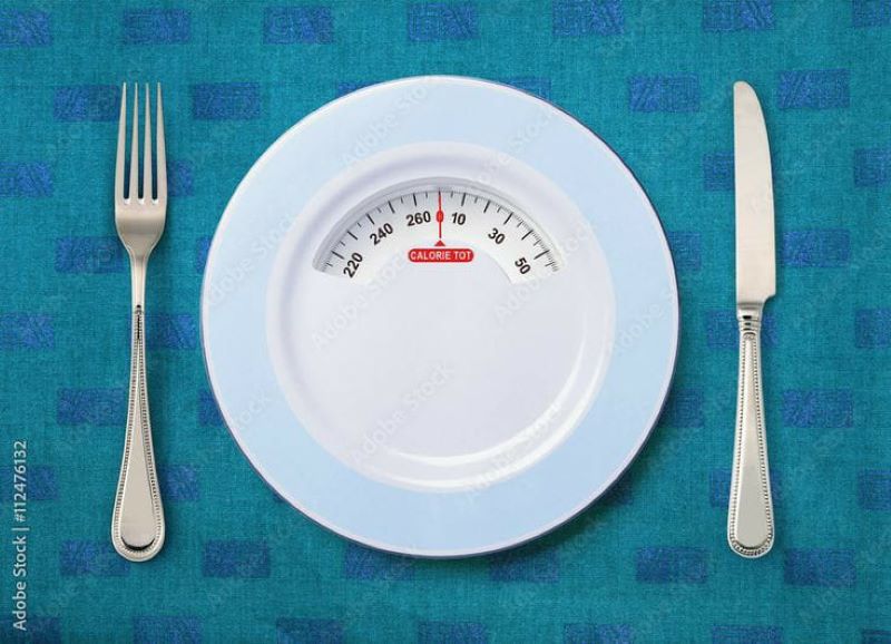 Plate with weighing scale.