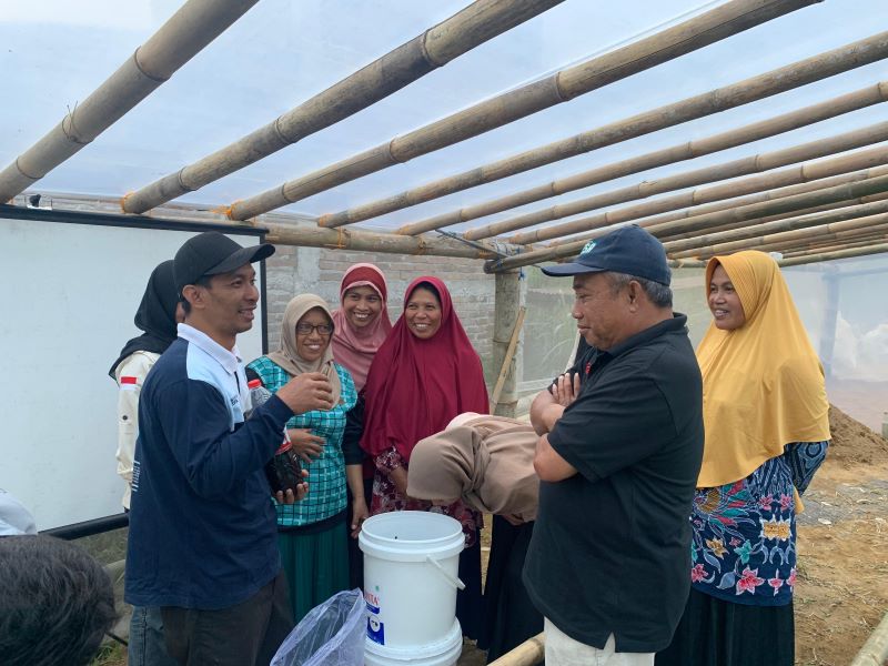PRAKTIK: Sejumlah peserta pelatihan membuat komposter tumpuk di Green House Berkah Surya Setaman, Mangli, Kaliangkrik, Selasa (20/8/2024).