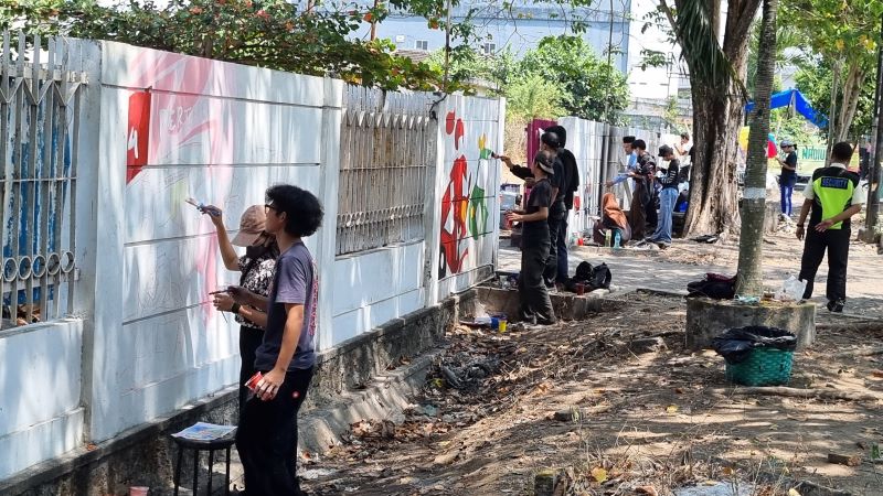 Foto siswa-siswi SMSR saat membuat mural di tembok SPBU Lempuyangan