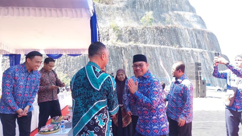 TEMUI: Hasto Wardoyo (berpeci hitam) menemui beberapa kader di salah satu kegiatan BKKBN di Kulon Progo.&nbsp;