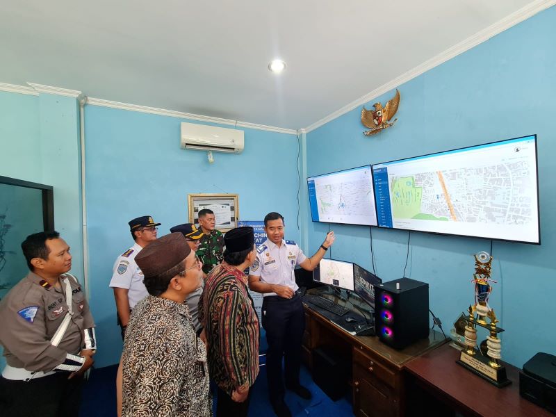 RUANG MONITOR: Wakil Wali Kota Magelang saat melihat ruangan yang digunakan untuk memonitor jalannya angkot di kantor Terminal tipe C Magersari, Selasa (20/8/2024).