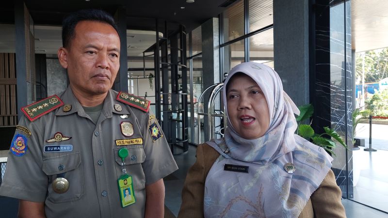 Kepala Dinkes (kanan) dan Sekretaris Satpol PP (kiri) Kulon Progo menjelaskan baku mutu.&nbsp;