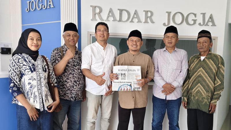 Perwakilan Yayasan Perjuangan Wahidiyah dan Pondok Pesantren Kedunglo DIJ mendatangi Kantor Jawa Pos Radar Jogja Selasa