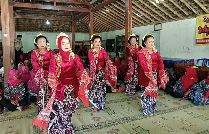 ANTUSIAS: Masyarakat saat mengikuti kegiatan budaya Sanggar Sedyo Sekar Manunggal.Delima Purnamasari/Radar Jogja