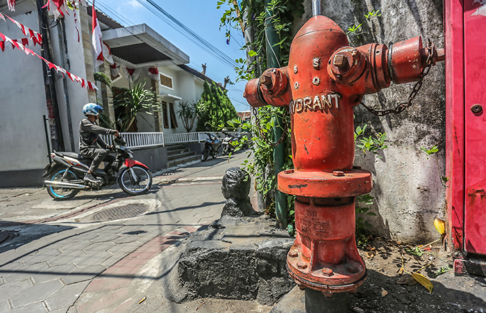 Warga melintas disamping sarana prasarana penanggulangan kebakaran di Kampung kadipaten Wetan, Ktraton, Jogja, Selasa (20/8).