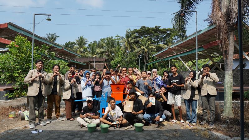 Para mahasiswa UGM pencipta batako berbahan dasar kotoran sapi. (UGM untuk Radar Jogja)