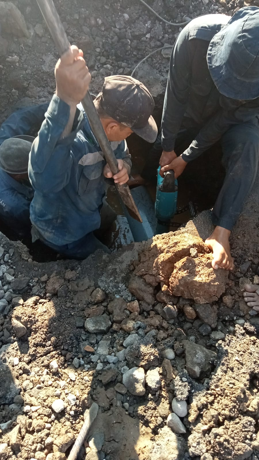 Pengerjaan pipa jebol di Kapanewon Karangmojo, Kabupaten Gunungkidul, Selasa (20/8).&nbsp;