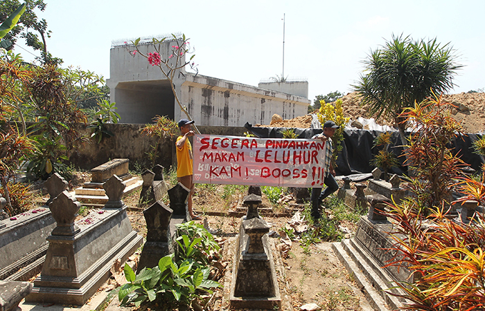 Sejumlah warga yang juga ahli waris melakukan aksi unjuk rasa di area makam Si Jambu, Padukuhan Bantulan,&nbsp; Margokaton, Seyegan, Sleman, Selasa (20/8).&nbsp;