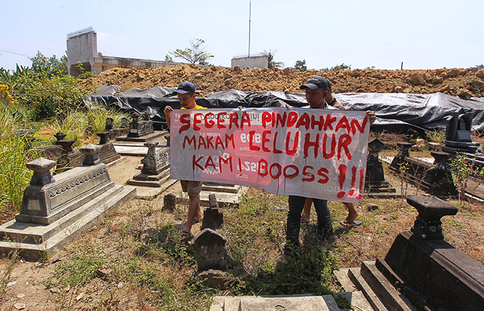 Sejumlah warga yang juga ahli waris melakukan aksi unjuk rasa di area makam Si Jambu, Padukuhan Bantulan,&nbsp; Margokaton, Seyegan, Sleman, Selasa (20/8).&nbsp;