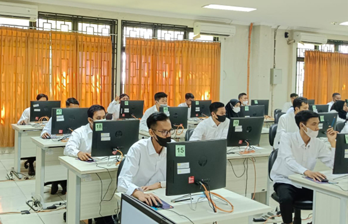 Peserta sedang mengikuti seleksi calon pegawai negeri sipil (CPNS) di Universitas Negeri Yogyakarta (UNY).