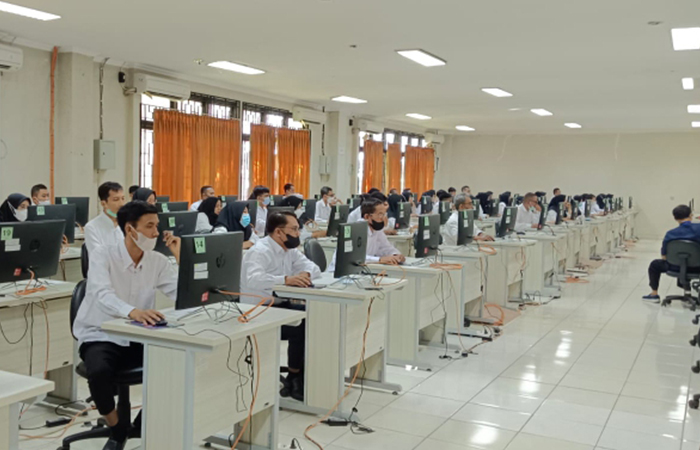 Peserta sedang mengikuti seleksi calon pegawai negeri sipil (CPNS) di Universitas Negeri Yogyakarta (UNY).