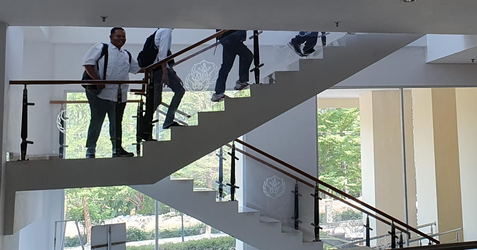 BERPROSES - Nampak sejumlah mahasiswa menaiki tangga di Gedung Laboratorium ISI Yogyakarta pada Selasa (20/8/2024)  (GUNAWAN/Radar Jogja)