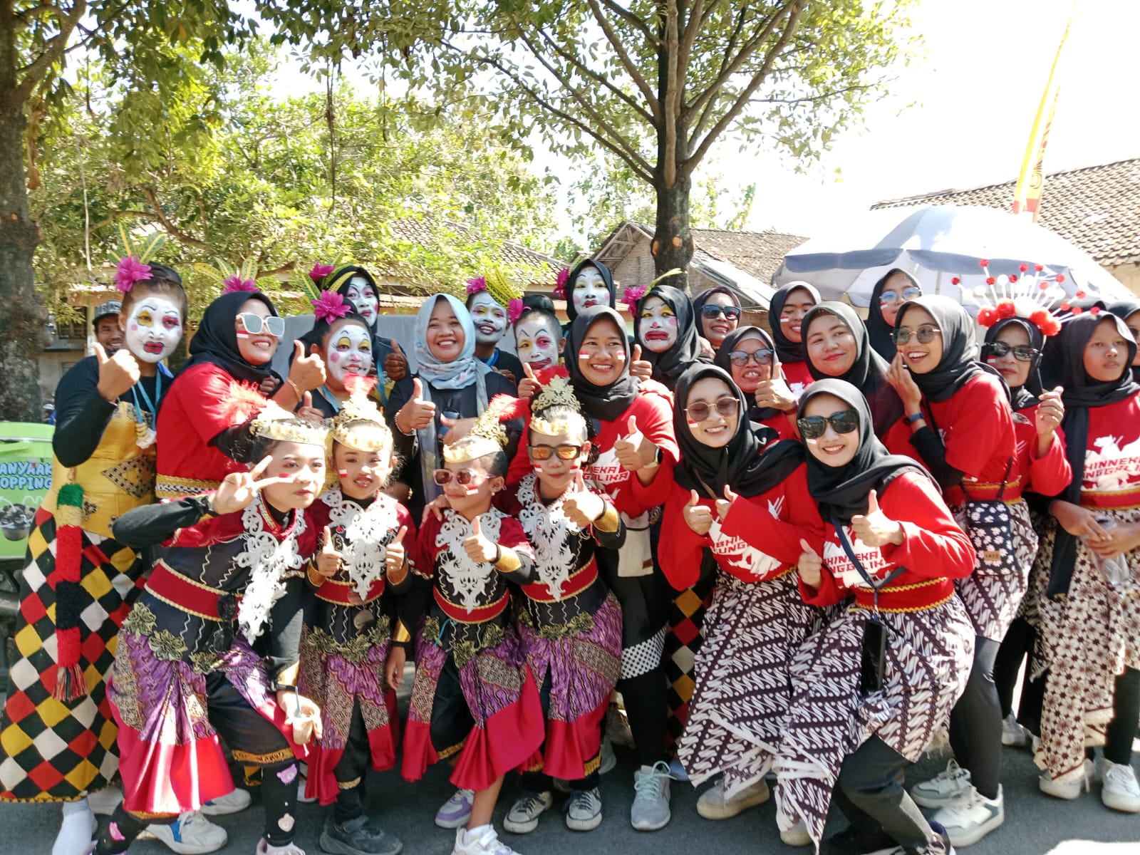 WUJUD SYUKUR: Bupati Sleman (tengah) bersama peserta kirab merti dusun Kamal Kulon, Margomulyo, Seyegan, Minggu (18/8/2024).