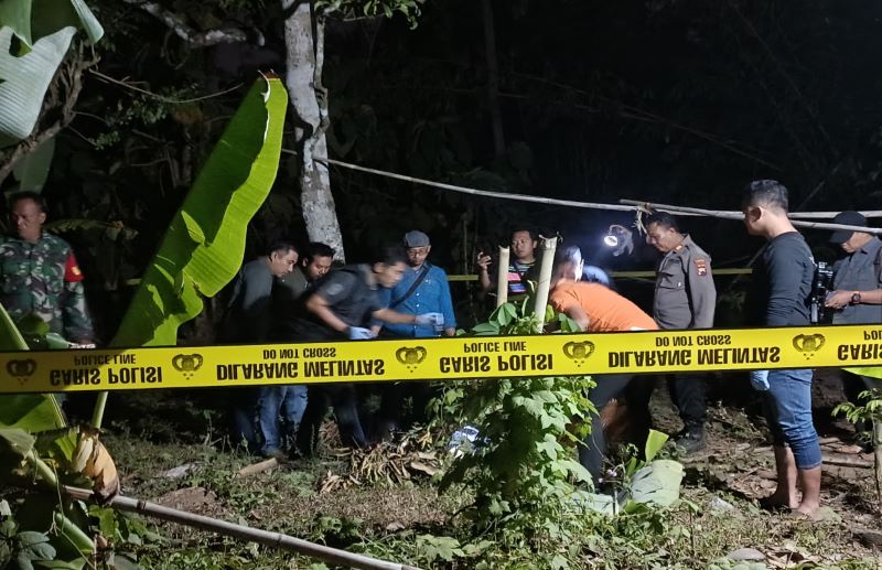 Polisi saat melakukan olah TKP kasus pembunuhan di Desa Jogoboyo, Purwodadi, Purworejo pada Selasa (20/8/2024) malam.