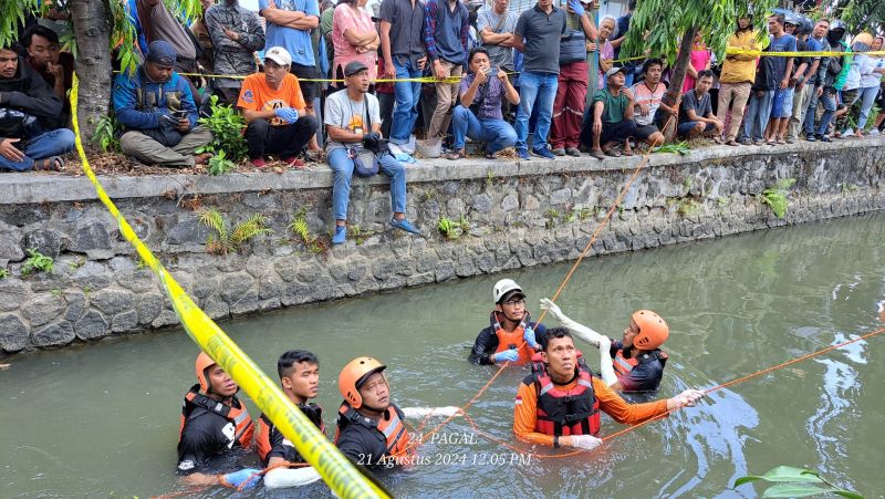 Proses pencarian korban laka lantas terlempar di Selokan Mataram, Sinduadi, mlati, Sleman, Rabu (21/8/2024).